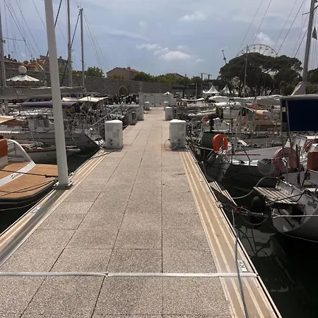 Bateau-hôtel Location *