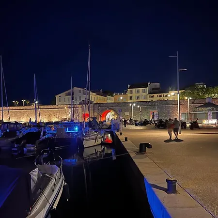 Πλωτό κατάλυμα Location