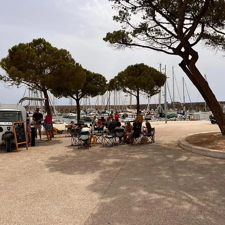 Πλωτό κατάλυμα Location *
